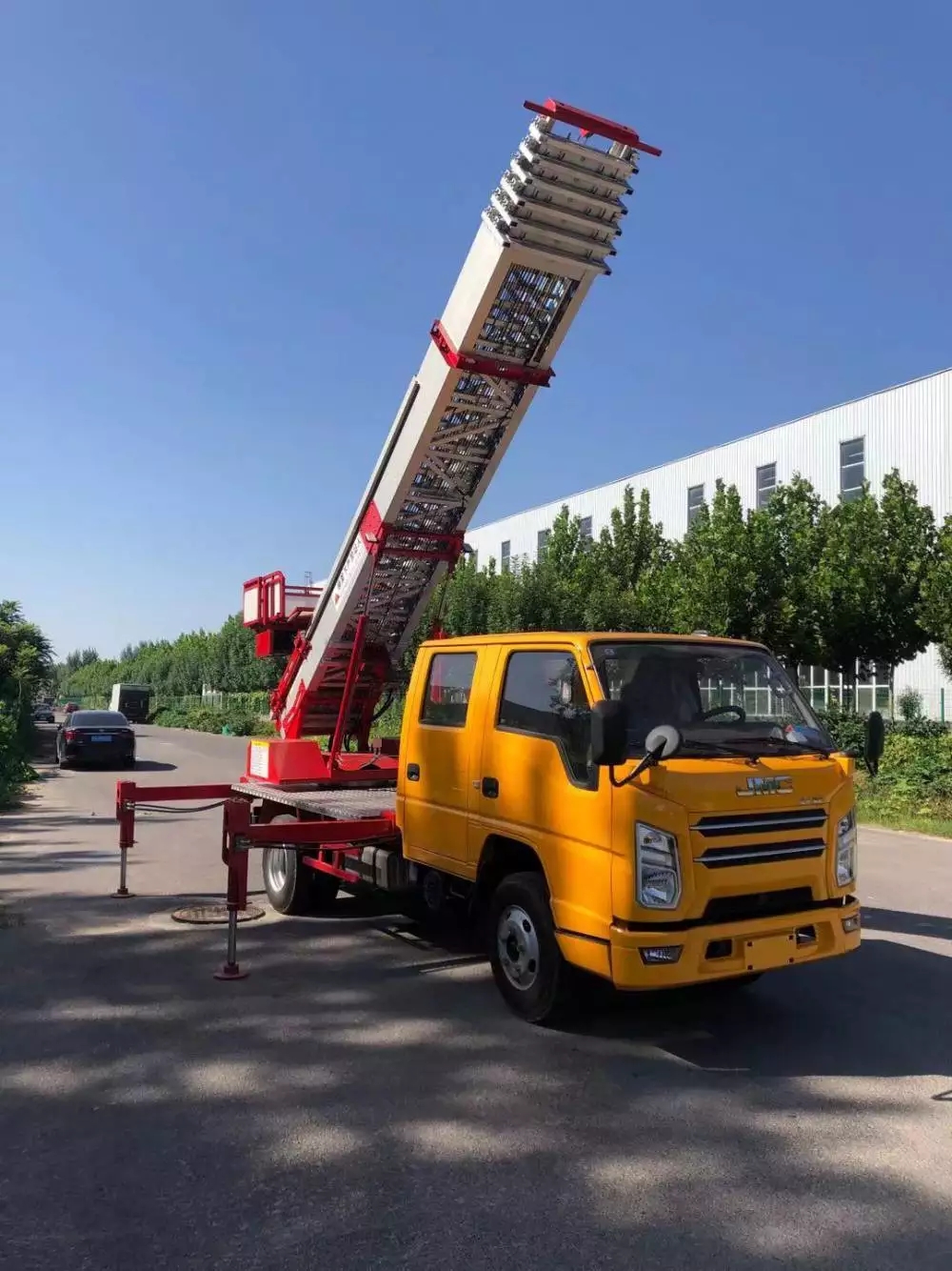 顺平县附近的云梯车出租服务：轻松解决高空作业需求